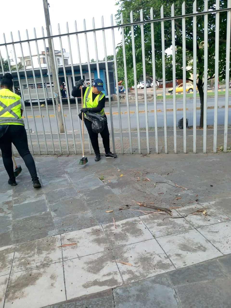 Operario de Limpio Colombia limpiando oficina corporativa en Cali