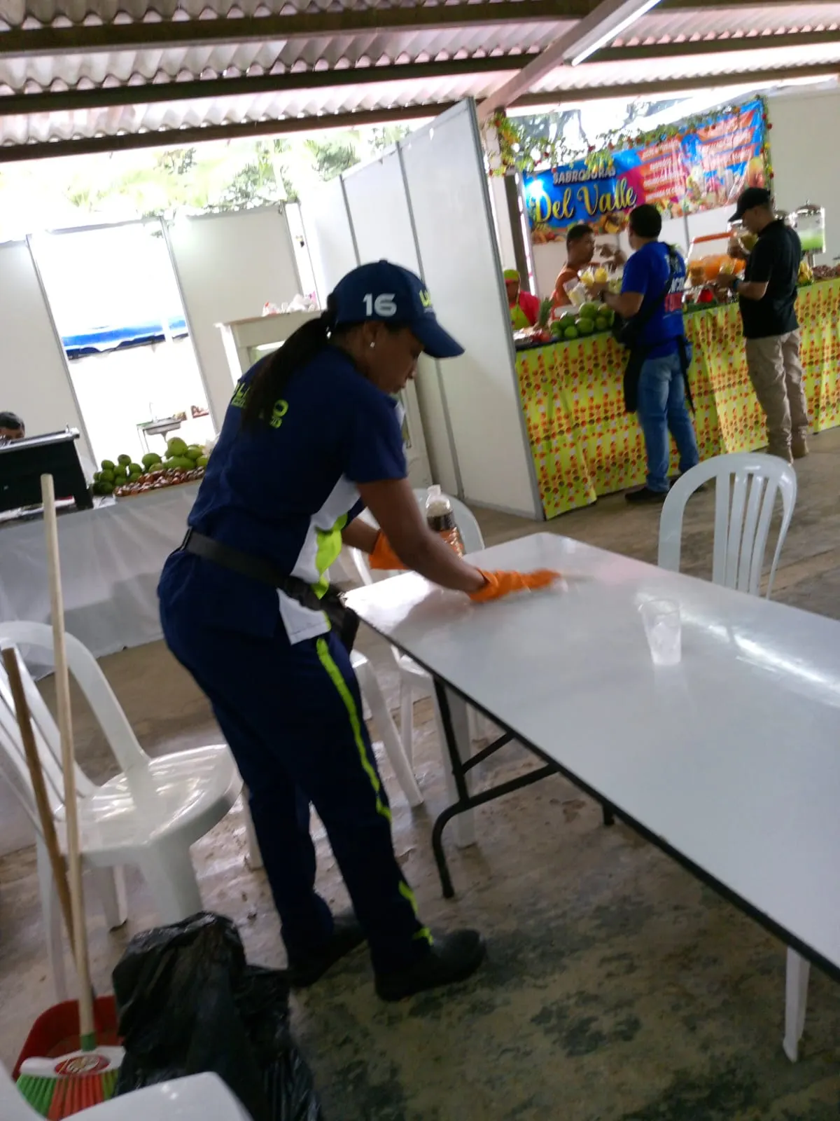 Personal de Limpio Colombia con protocolo hospitalario en centro de salud