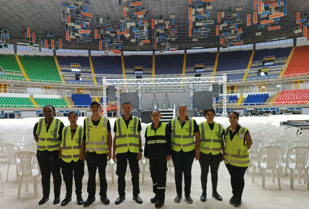 Operario de Limpio en rapel limpiando fachada de edificio corporativo