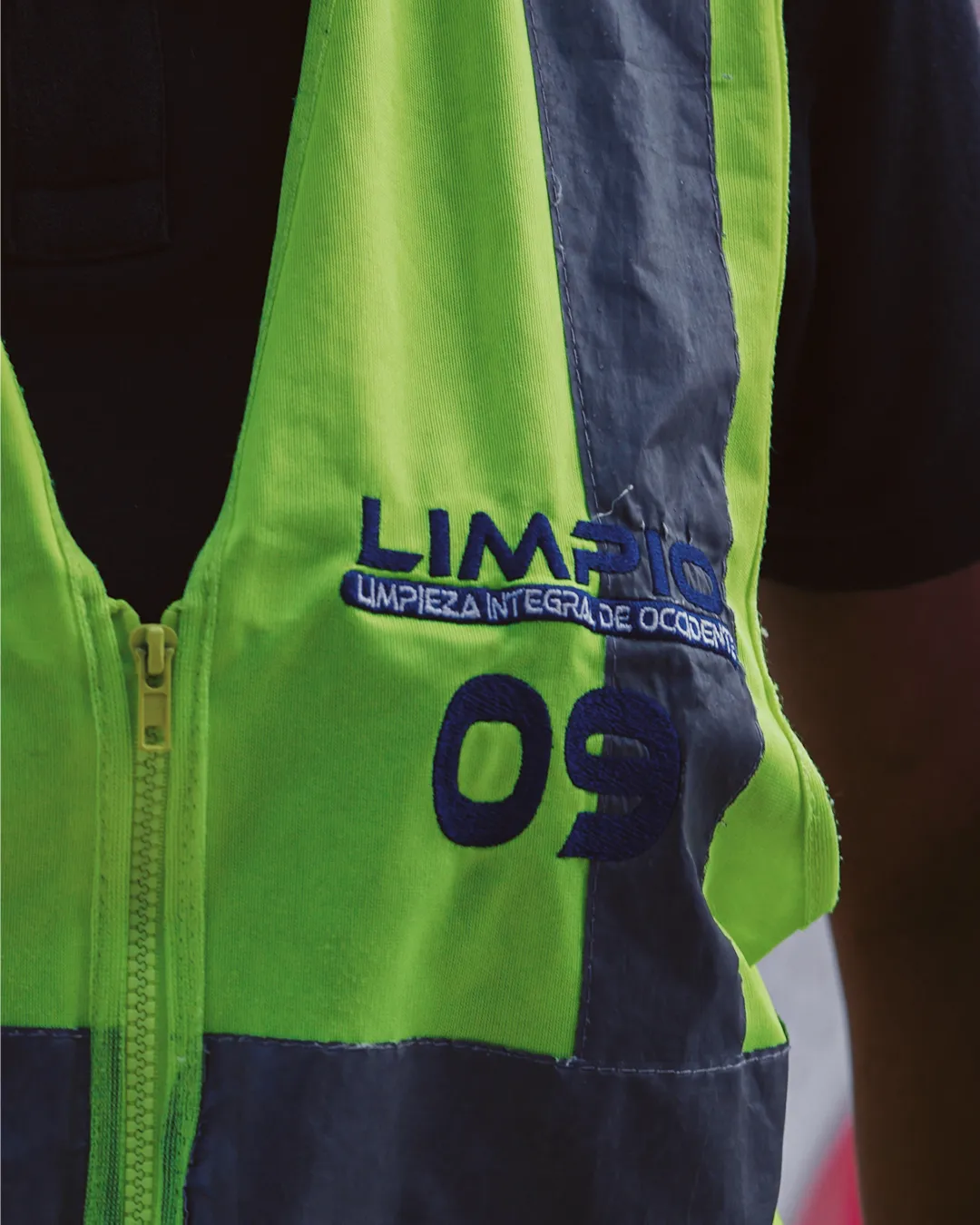 Chaleco institucional de Limpio Colombia con logo "Limpieza Integral de Occidente"