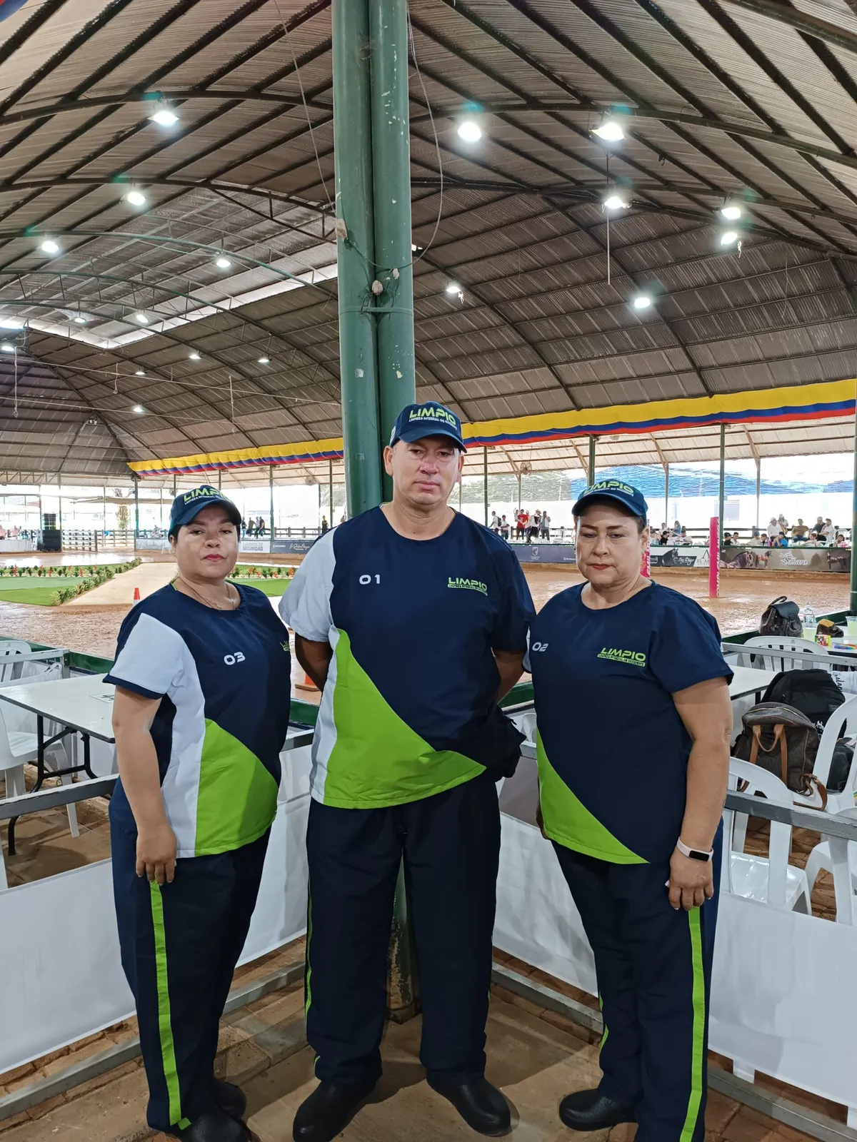 Equipo de Limpio Colombia con uniforme institucional, planeación de servicio