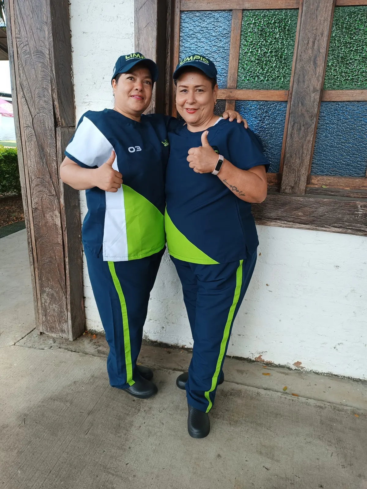 Operaria de Limpio Colombia haciendo aseo en propiedad horizontal en Cali