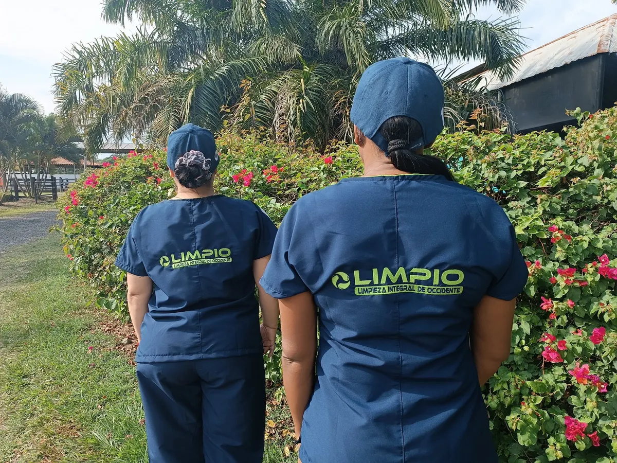 Cuadrilla de Limpio Colombia en zonas comunes de unidad residencial en Cali